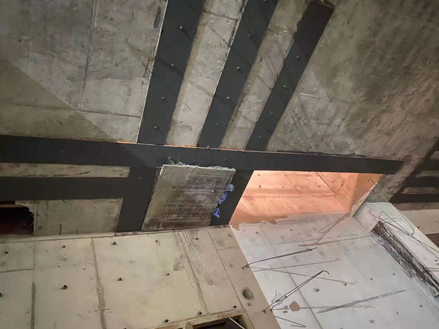 江西楼板开洞用粘钢加固还是碳纤维布加固